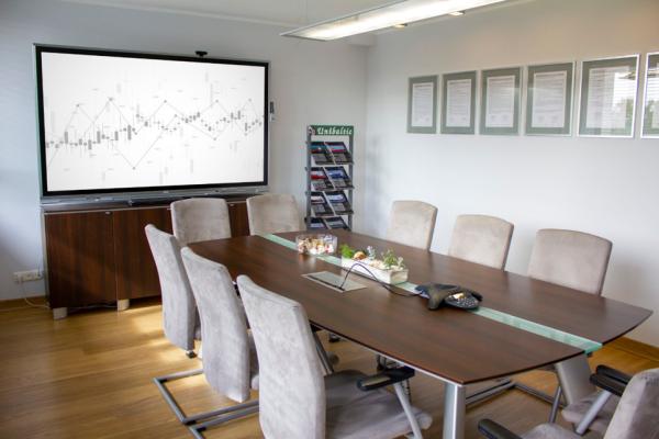 Collaborative Presentations Made Easy with Interactive Touch Screen Monitor and