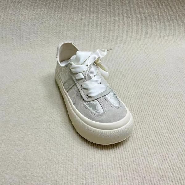 Quality Women white classic and comfort sneaker with silk lace daily use wholesale