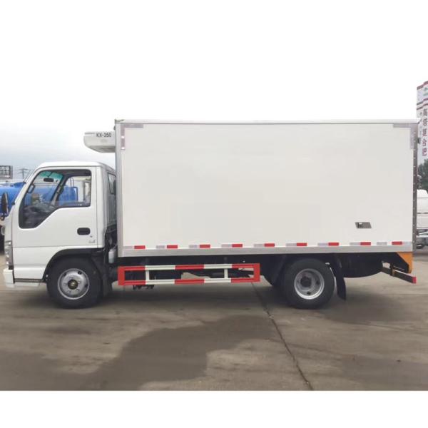 Dongfeng 4X2 5000 Kg Refrigerated Box Truck , Reefer Delivery Truck 99km/h Max