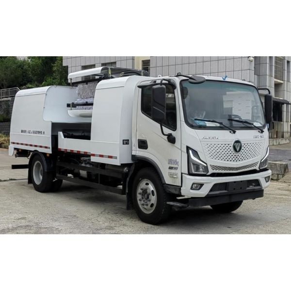 Green Energy Guardrail Cleaning Truck High Precision With Satellite Positioning
