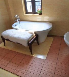 China non-slip bathroom floor DIY tiles outdoor floor tiles wooden decking tiles (RMD-D6) on sale