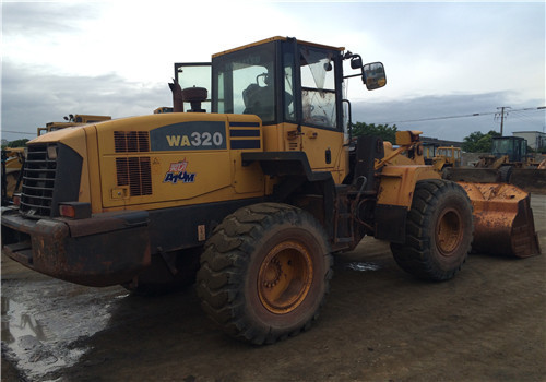 Quality Komatsu WA320-5 Second Hand Front End Loaders Japan Original Color  2.000 Rpm wholesale