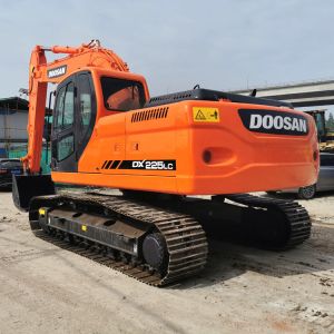 22 Ton Used Doosan DX225 Excavator in South Korea with and Moving Type Crawler