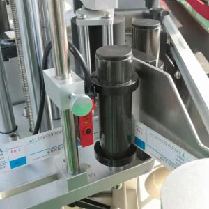 Seasoning Flat Surface Sticker Labeling Machine With High Precision And Flat