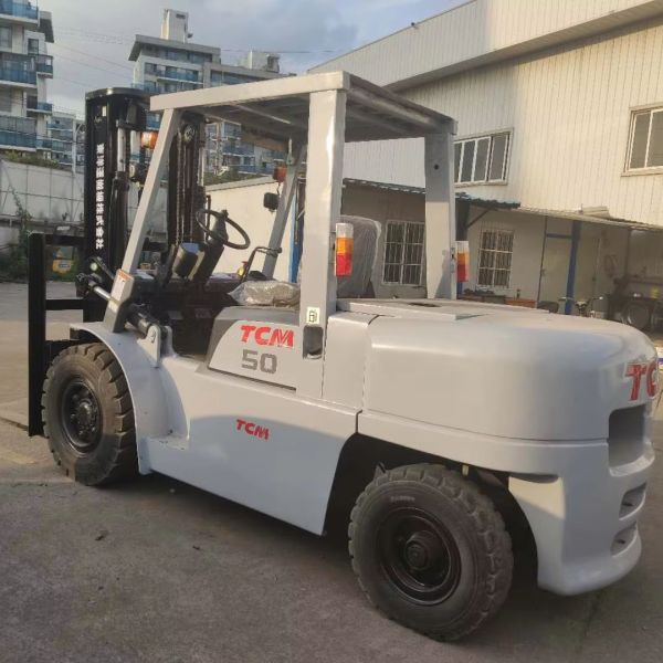 Used TCM 5 Ton Diesel Forklift in White – A Compact and Efficient Machine for