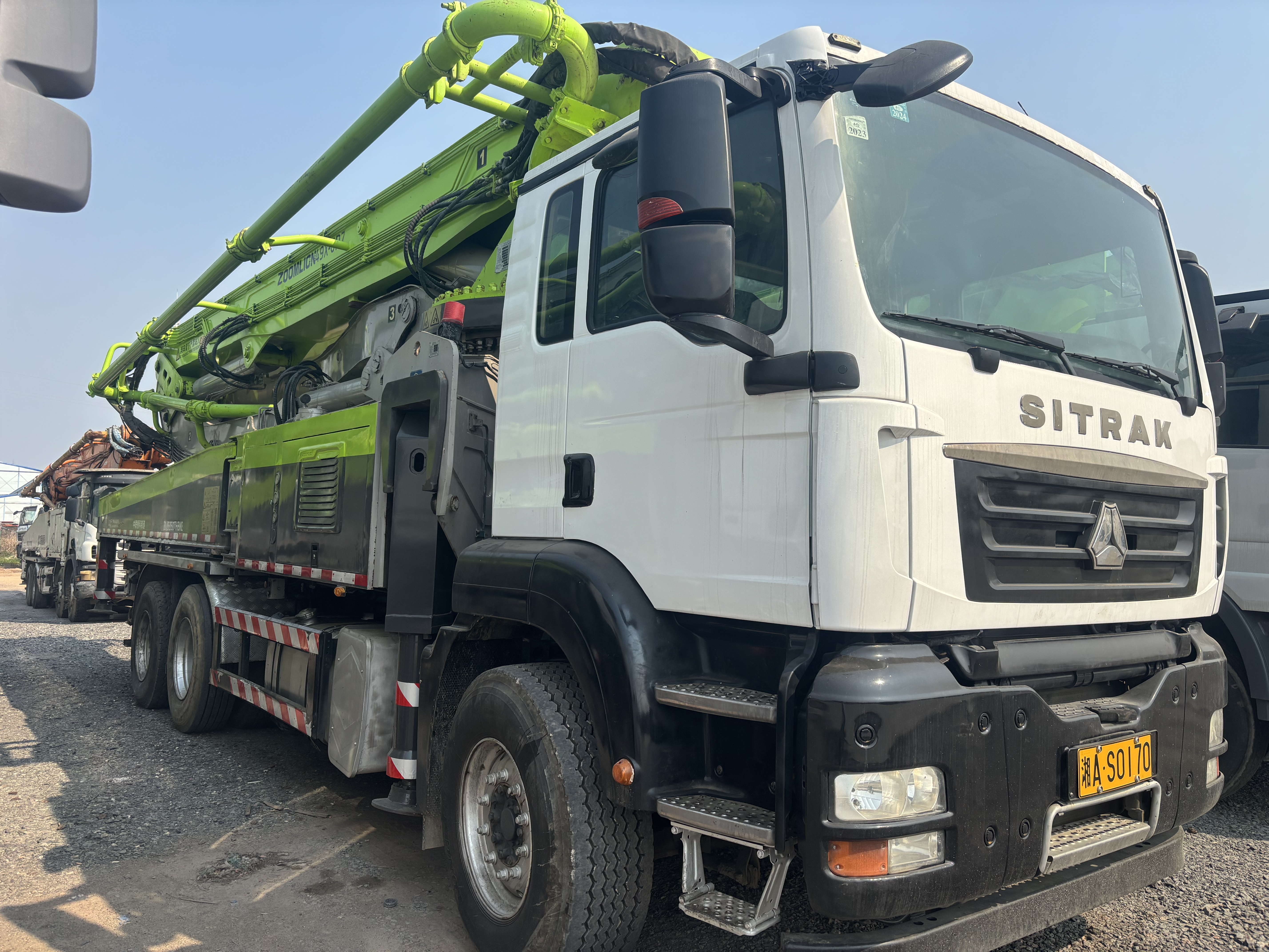 Used Concrete Pump Truck with 180/120m3/h Output 3 Axles and Φ260 Cylinder