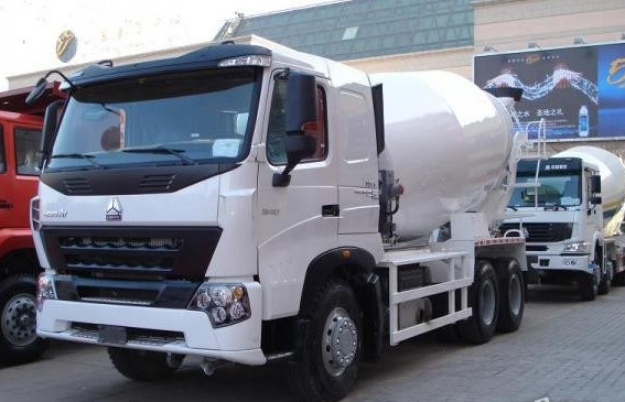 Quality Stable Concrete Transport Truck 371hp With Lengthen Cabin / 9m³ Cubage wholesale