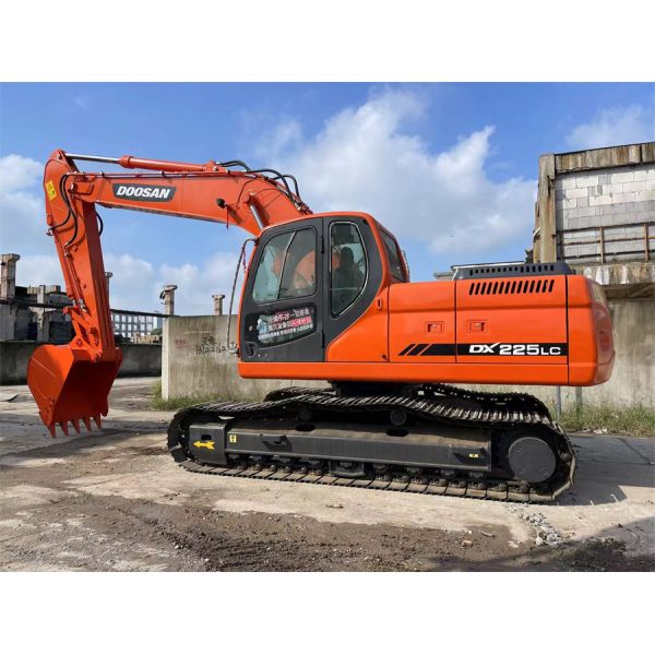 Used Doosan DX225 Excavator Made In Korea Good Condition Low Fuel Consumption