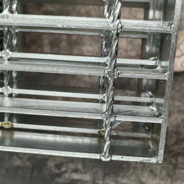 Smooth Silver Bearing Bar Galvanized Flat steel grating with 3mm Crossbars