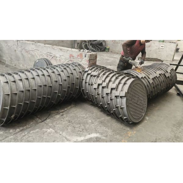 675 X 675 Ductile Iron Manhole Cover with GGG50 Material and Circlip Lock EN124 B125