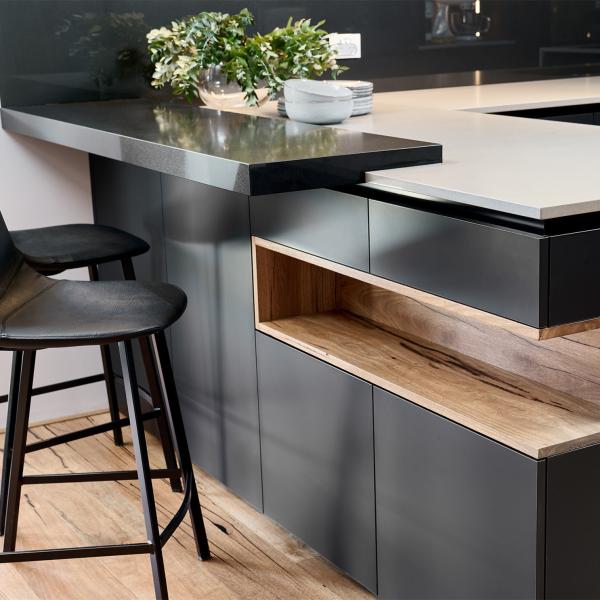 U Shape Black Plain Grating Lacquer Kitchen Cabinet With Curved Island