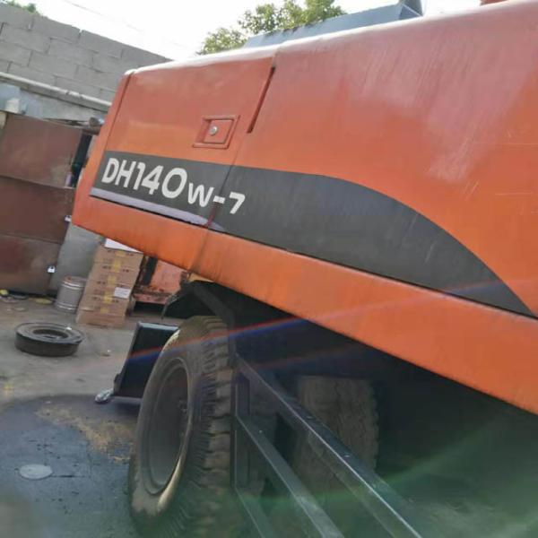 Quality 14 Ton Used Crawler Excavator Daewoo / Doosan DH140 with 0.6M3 Bucket Size wholesale