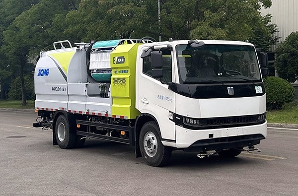 High Precision Guard Rail Truck Guardrail Cleaning Truck With Electric Working