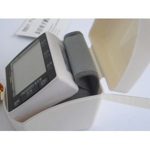 4 - 37.3 kpa Wrist Digital Portable Blood Pressure Monitors with voice function