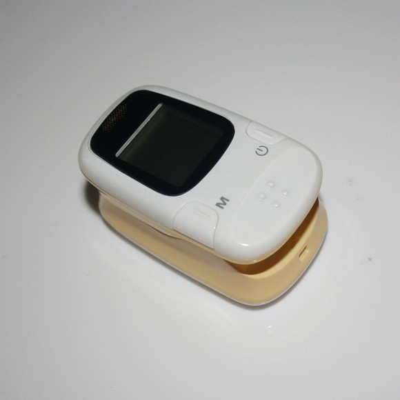 Portable Fingertip Pulse Oximeter Sensor For Infant Two AAA Batteries Drive