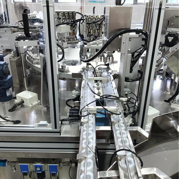 Automated assembly machine for laundry lids, servo-driven, adjustable equipment