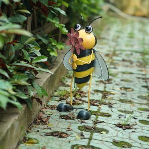 China Small Metal Yard Ornaments Recyclable Lifelike Bee Metal Art With Glass Wings on sale