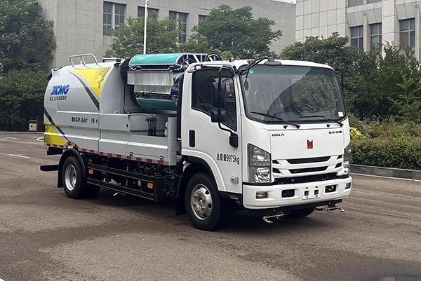 High Standard Guardrail Cleaning Truck With 120x40mm Rear Protective Device And
