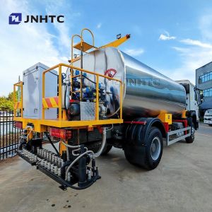 HOWO 4X2 340HP Intelligent Bitumen Spreader Asphalt Spraying Equipment Trucks