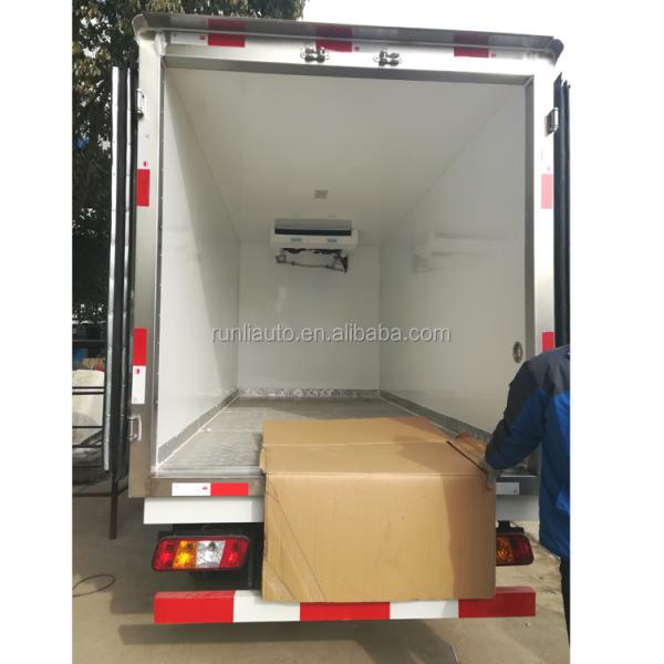 Dongfeng 4X2 5000 Kg Refrigerated Box Truck , Reefer Delivery Truck 99km/h Max Speed