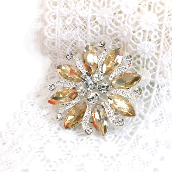 Hollowed Out round brooch pin Flora Ornament Shape For Women OEM ODM