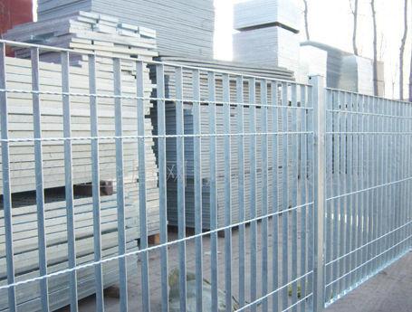 Carbon Steel Q235 Hot Dip Galvanised Welded Mesh Fencing Grid Customized