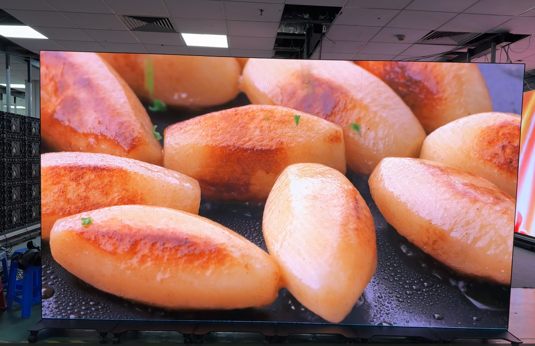 COB LED Poster Display with Flip Chip on Board Technology, 16-bit Processing,