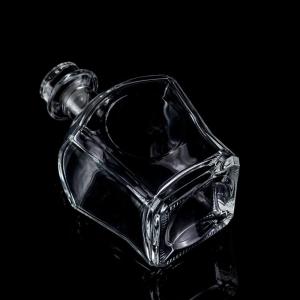 Clear or Customized Super Flint Glass Whiskey Bottle 700ml 750ml with Cork