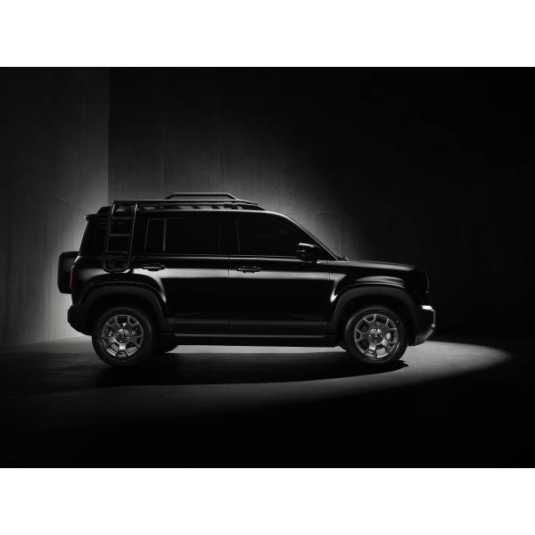 Baojun Yueye Plus is a Chinese electric vehicle with a distinctive boxy design, offering a CLTC range of 401 km. It comes in both 5-seater and 4