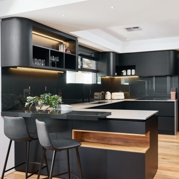 U Shape Black Plain Grating Lacquer Kitchen Cabinet With Curved Island