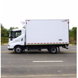Multifunctional 4x2 Refrigerated Box Truck Euro 4 Emission Standard Customized