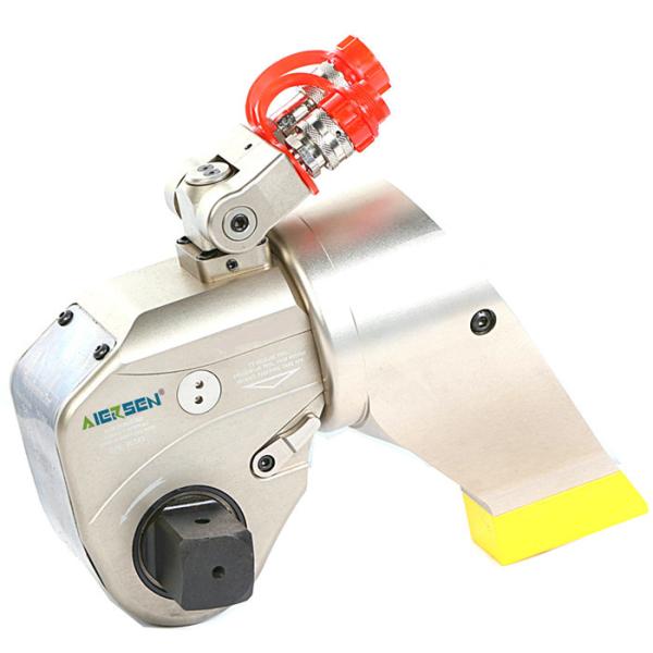 Large Bolts Hydraulic Torque Wrenches Are Fastened And Disassembled Using