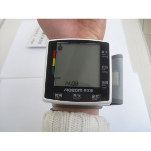 4 - 37.3 kpa Wrist Digital Portable Blood Pressure Monitors with voice function