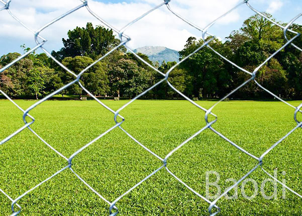 Carbon Steel Galvanized Chain Link Mesh Fence Diamond Pattern With Metal Round