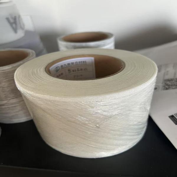 40g/M2 Polyester Tissue Of White Color Strong Tensile Strength Smooth Surface