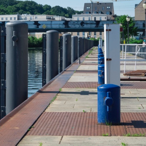 350KN Pillar Cast Iron HT200 Boat Bollard Small Boat Bollards Polished Ship Docking