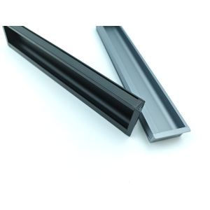 Modern, simple embedded handles – available in dark colors. Ideal for use in