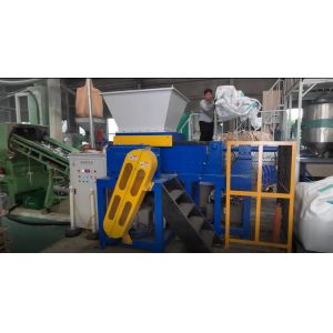 China 37KW Motor Jumbo Bags Single Shaft Shredder With Movable Feeding Hopper on sale