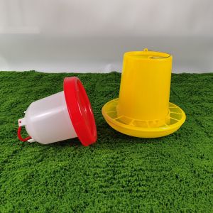 8L Feeding Poultry Fodder Container Bucket With Modern Functionality