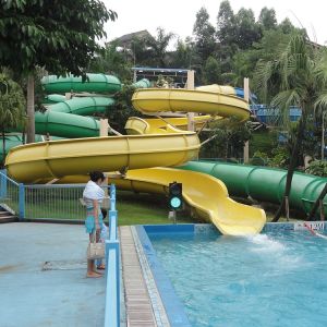 Commercial Grade Water Park Slide with Rainbow Racer Design and Spiral Slide for