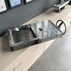 Fully enclosed aluminum shielded cast steel gate valve suitable for particles