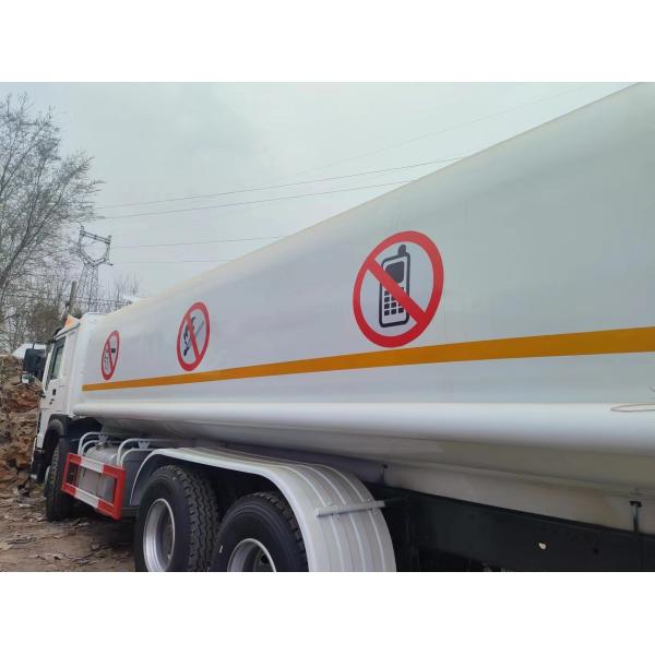 Sinotruk HOWO 6*4 Oil Tanker Truck with Manual Transmission and GCC Certificatio