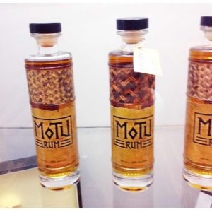 Cheap Premium Motu Rum Glass Bottle 800g With Wooden Top Synthetic Cork for sale