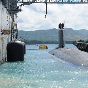 US Navy Submarine Fenders 50kPa D3.3m NR Vertical Floating Hydropneumatic