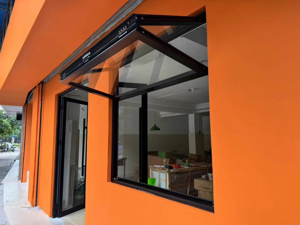 Season-Adaptive Folding Window Positioning to Maximize Solar Heat Gain in Winter