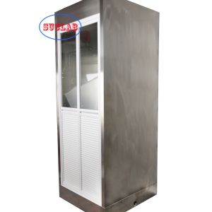 China Industrial Emergency Safety Shower Eyewash Room with Soft Flow Spray Head and Stainless Steel Shower Head on sale