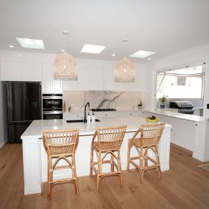 China Modern Modular Lacquer Kitchen Cabinet Custom White Shaker Easy Clean on sale