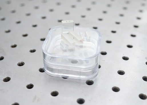 High Intermediate Variable Reflectivity Mirror Low Edge For Green Lasers