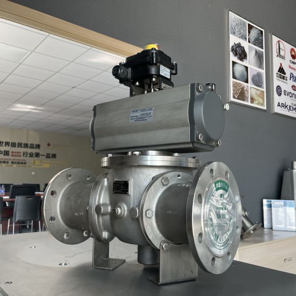 Pneumatic ball type diverter valve for single channel powder particle conveying