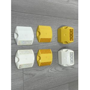 Blinking Solar Road Stud with Reflective Plastic for Enhanced Road Safety and